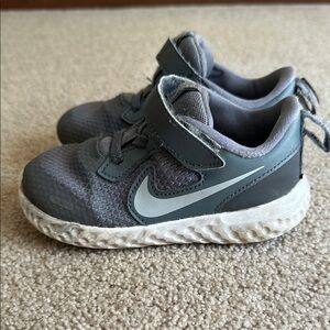 Nike Gray Sneakers Modern Athletic Design